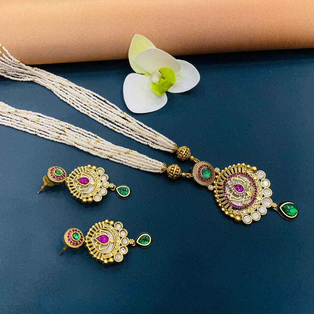 Beautiful antique pearl mala set, perfect for enhancing wedding looks.