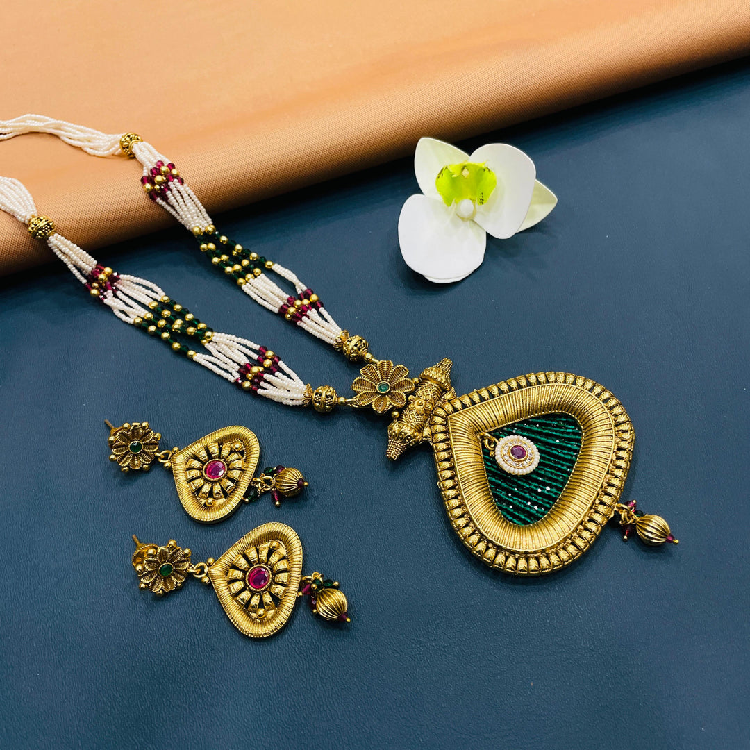 Elegant antique pearl mala set for brides, ideal for special occasions.