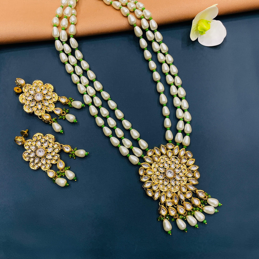 Indian Kundan jewelry set in gold, a beautiful choice for weddings and festive events.
