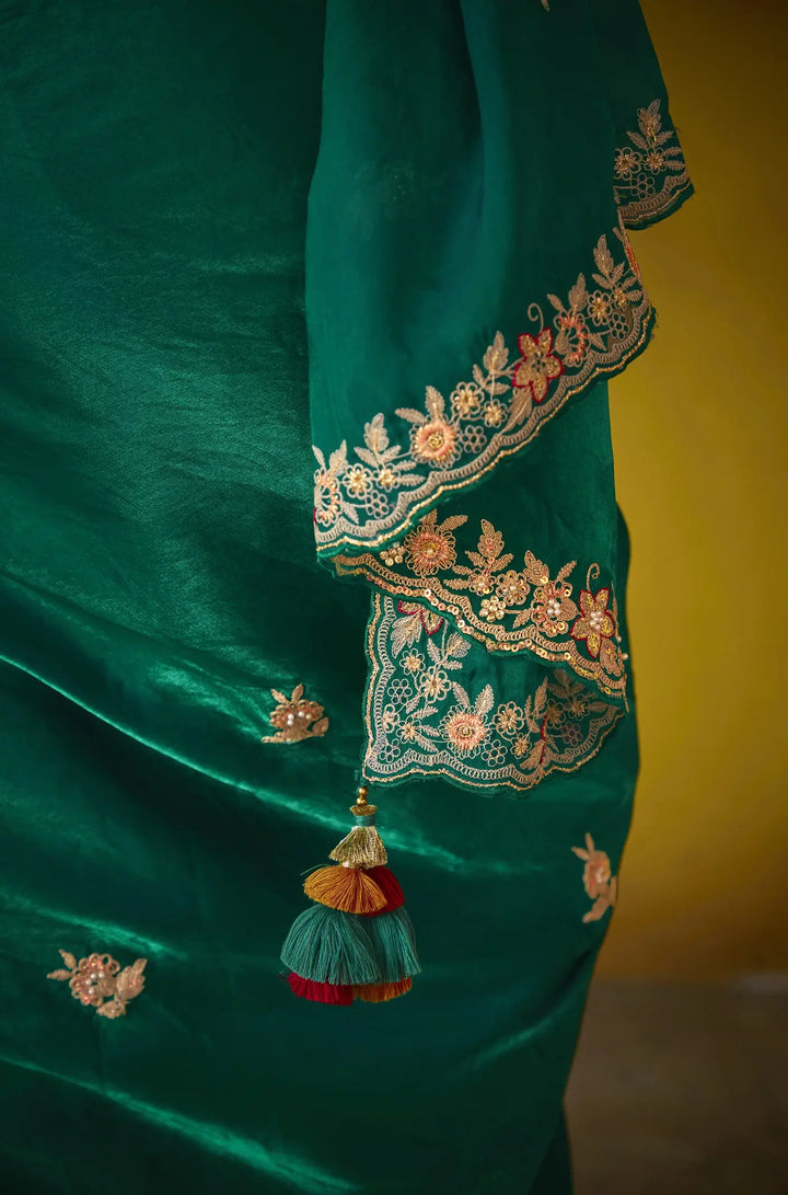 Elegant Green Saree with Detailed Embroidery Work – Perfect for Wedding or Party Wear