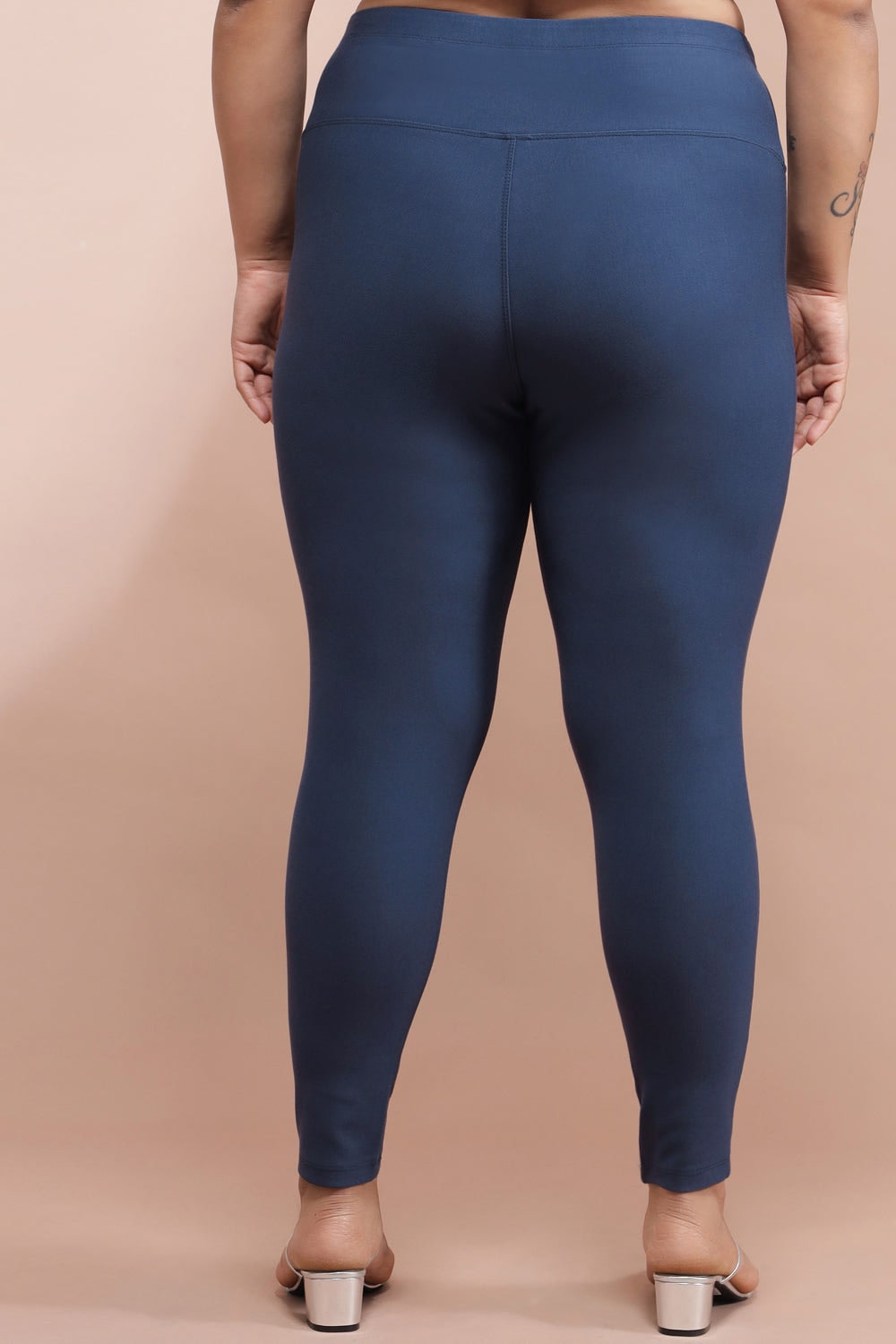 Back view the back view of a woman wearing a navy blue leggings.