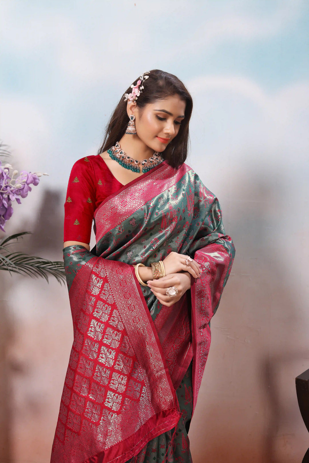 Elegant Gray Soft Silk Saree with Rich Pallu & Weaving Work