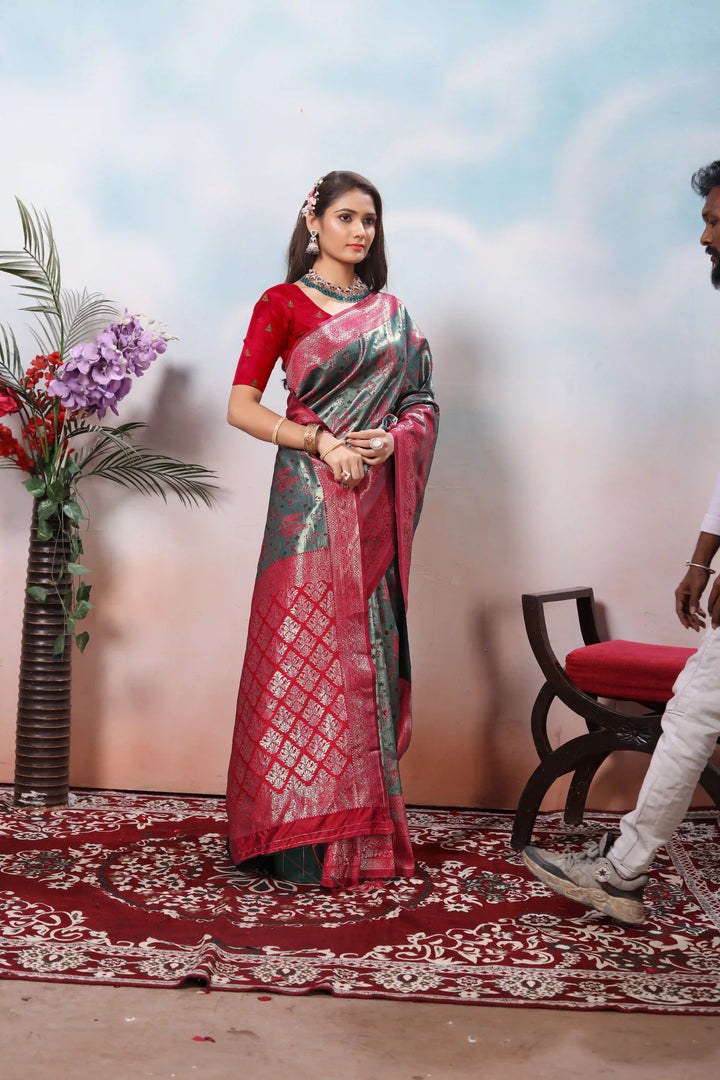 Elegant Gray Soft Silk Saree with Rich Pallu & Weaving Work