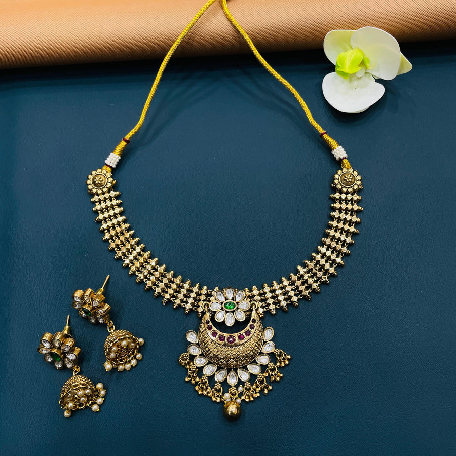Exquisite Kundan set in gold, ideal for weddings and traditional celebrations.