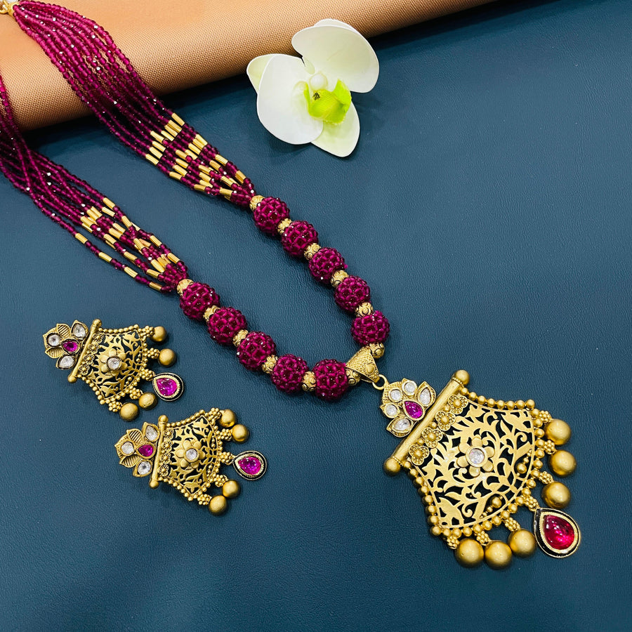 Elegant Kundan set in gold with intricate patterns, crafted for cultural occasions.