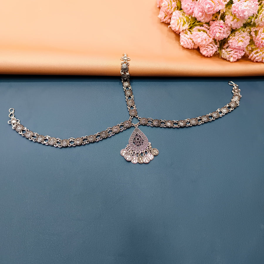 Beautifully crafted oxidised tikka, an essential accessory for bridal jewelry.