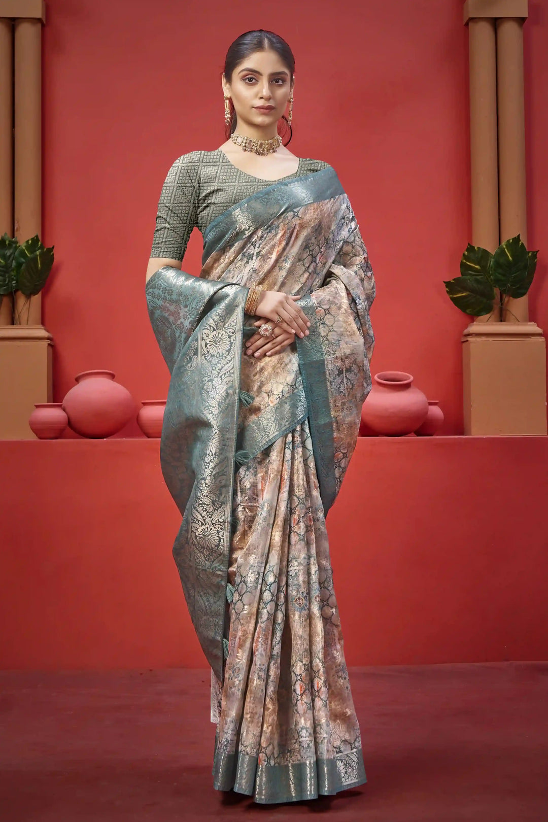 Opulent Soft Silk Saree with Jacquard Fabric and Zari Detail