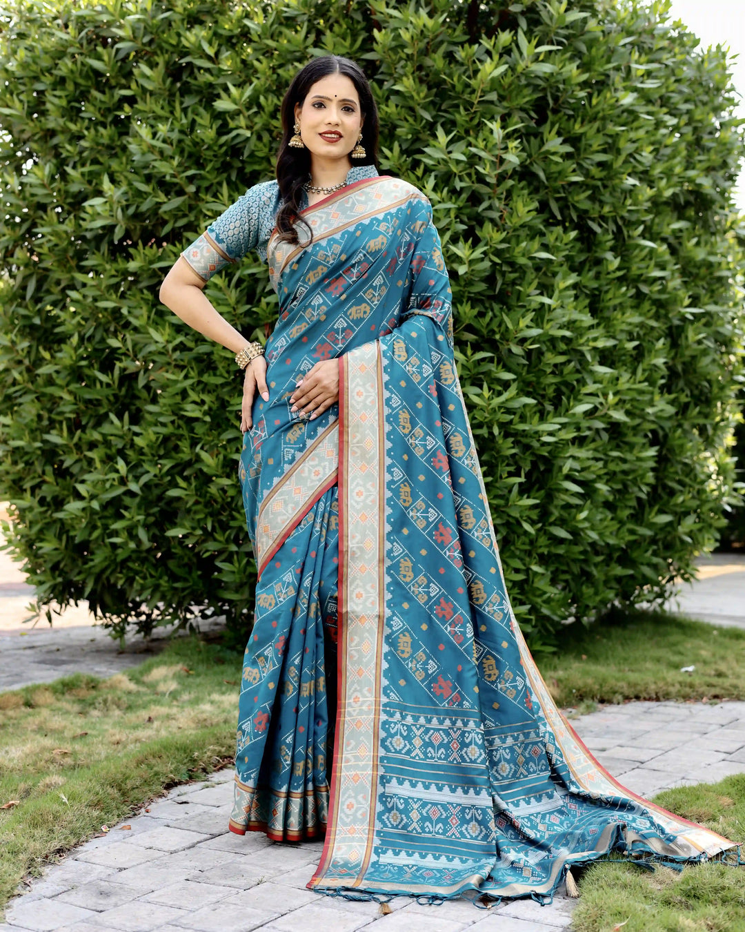 Exquisite Handloom Silk Saree | Elegant Ikkat Patola Design with Blouse