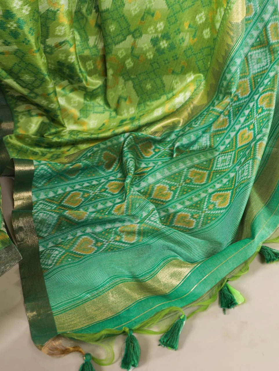 Elegant Raw Silk Saree with Zari Border & Tassels for Festive Wear