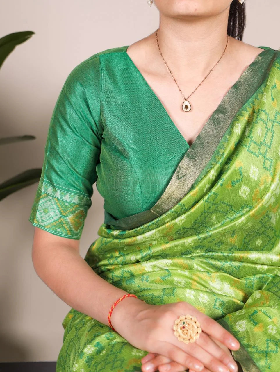 Elegant Raw Silk Saree with Zari Border & Tassels for Festive Wear