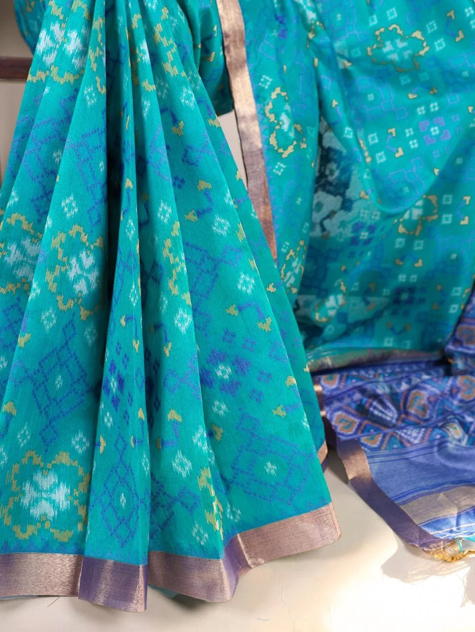 Elegant Raw Silk Saree with Zari Border & Tassels for Festive Wear