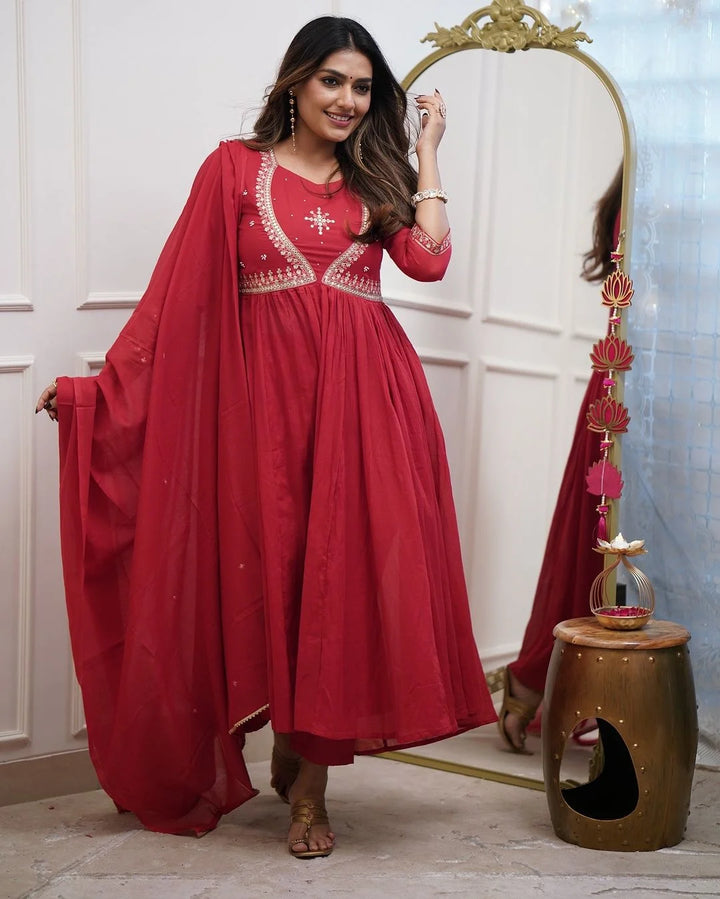 Stunning Embroidered Suit Set in Muslin Cotton Fabric