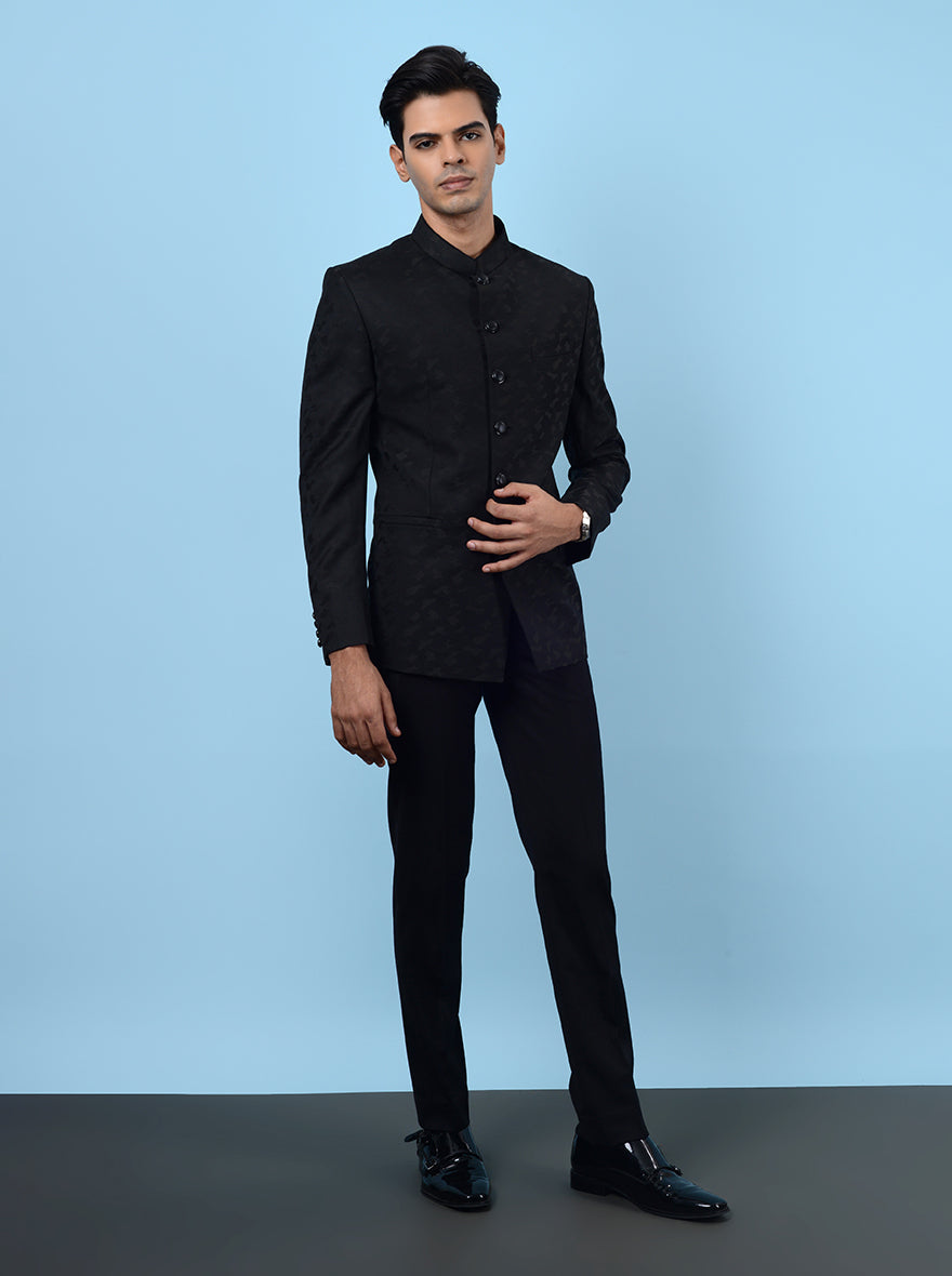 This regular-fit Jodhpuri suit features elegant detailing, perfect for weddings and formal gatherings.