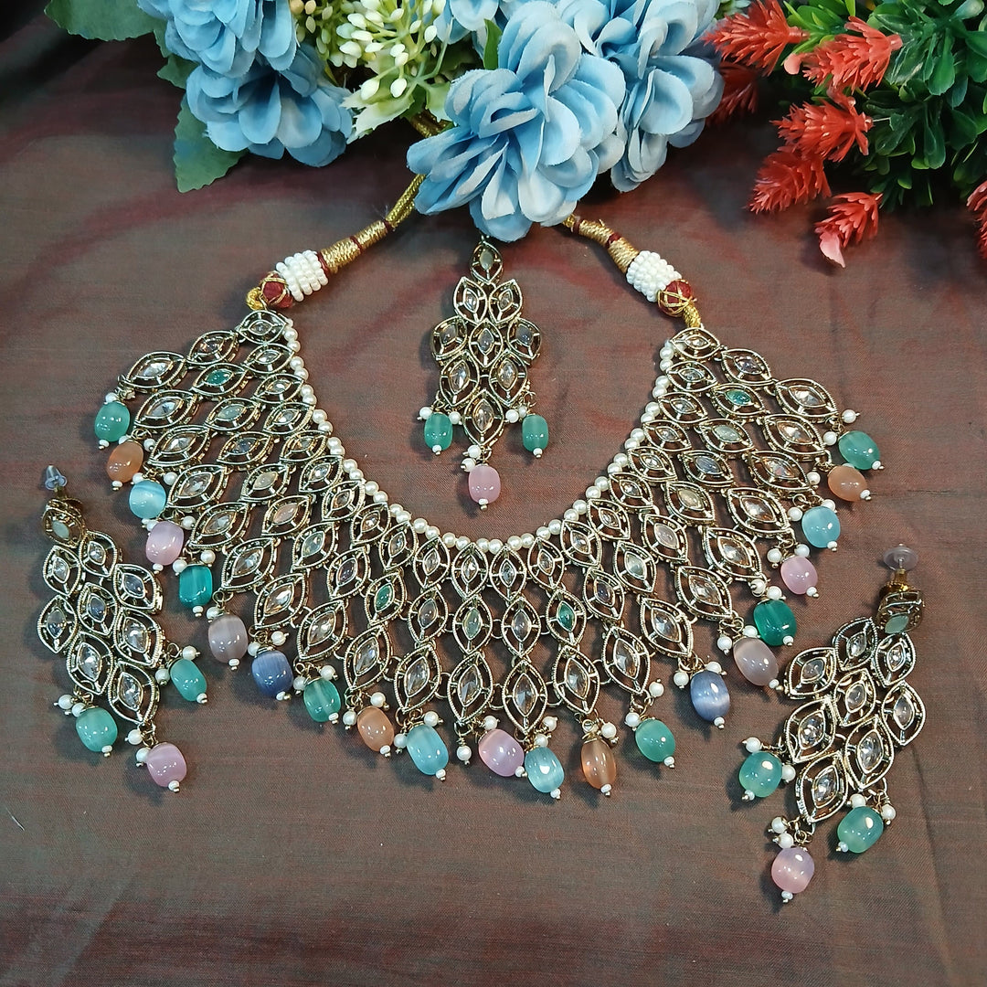 Gorgeous jewelry set with Mehandi polish accents for charm.