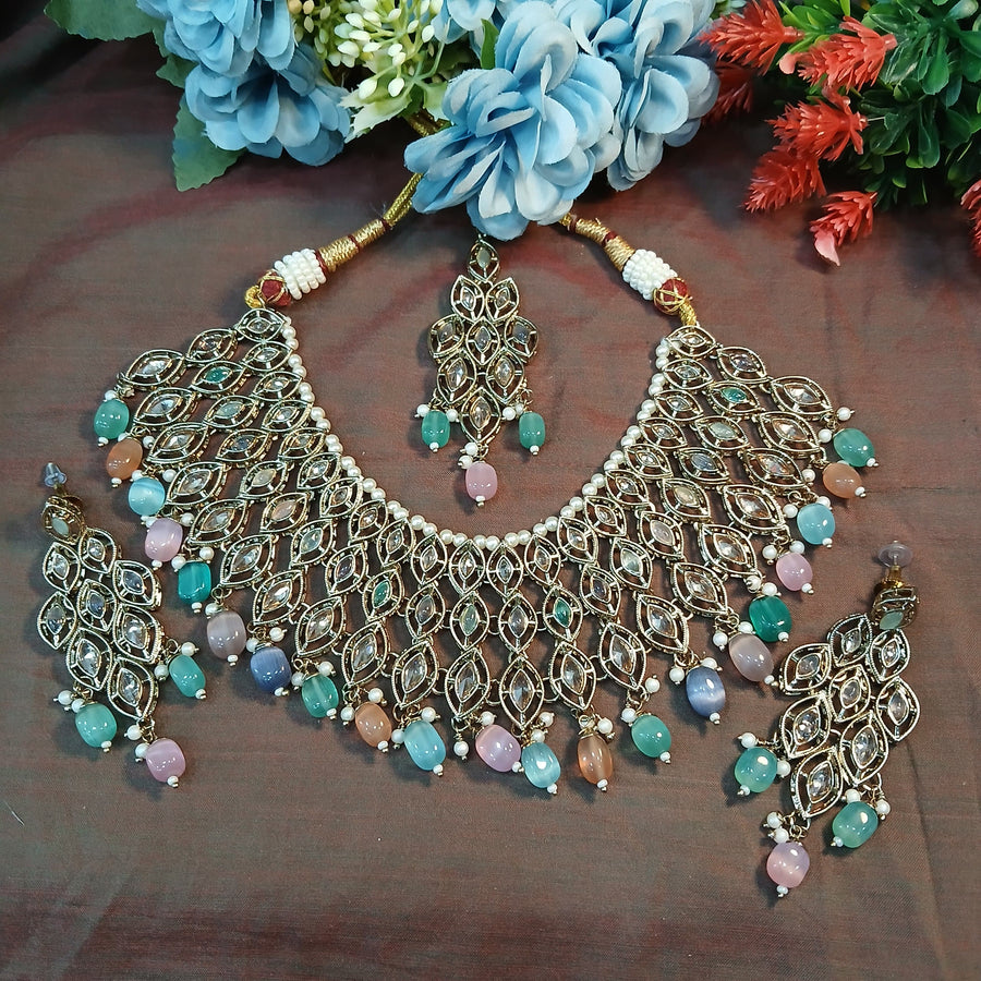 Gorgeous jewelry set with Mehandi polish accents for charm.
