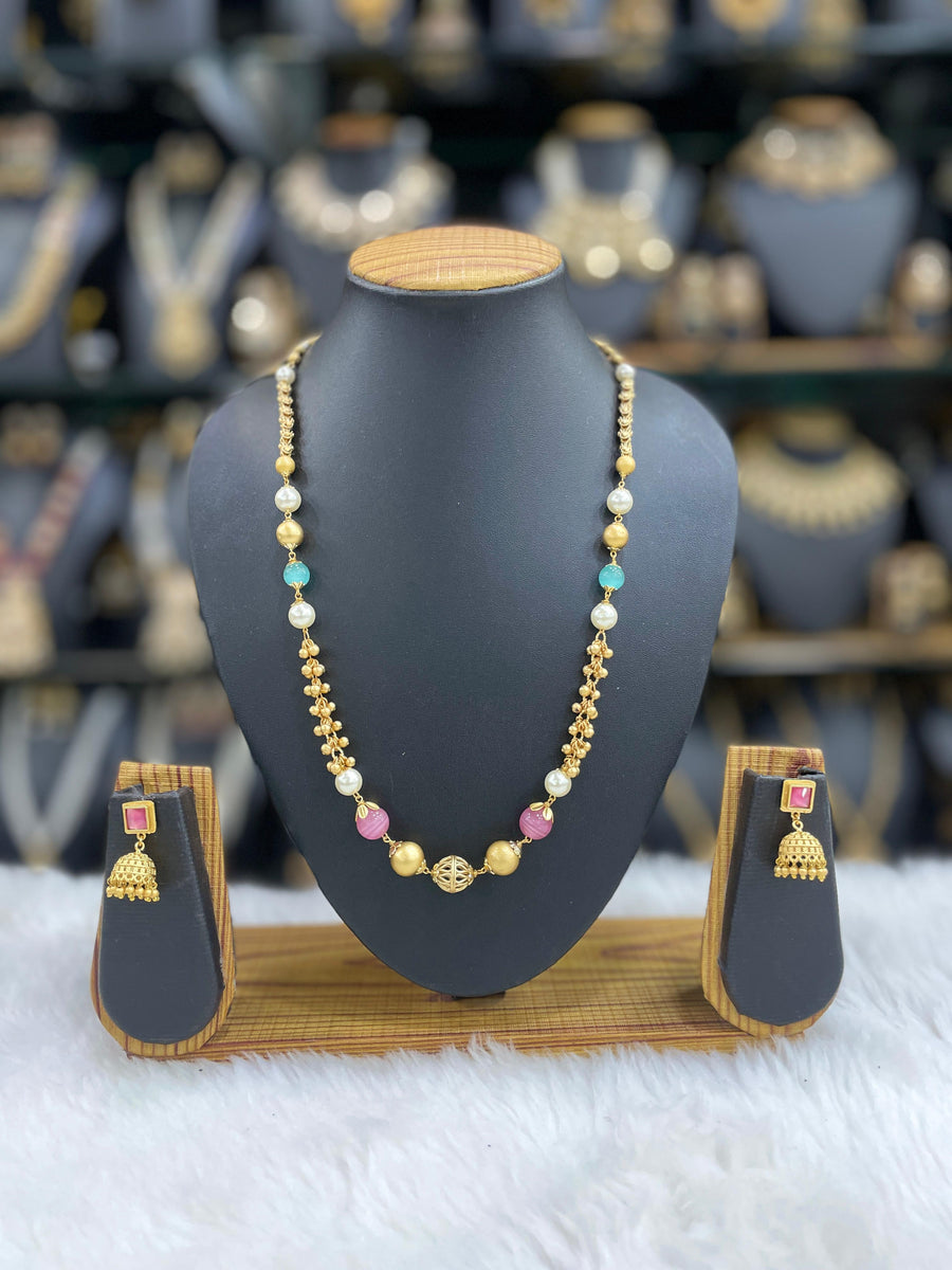 Elegant pearl mala necklace set with exquisite craftsmanship for brides.