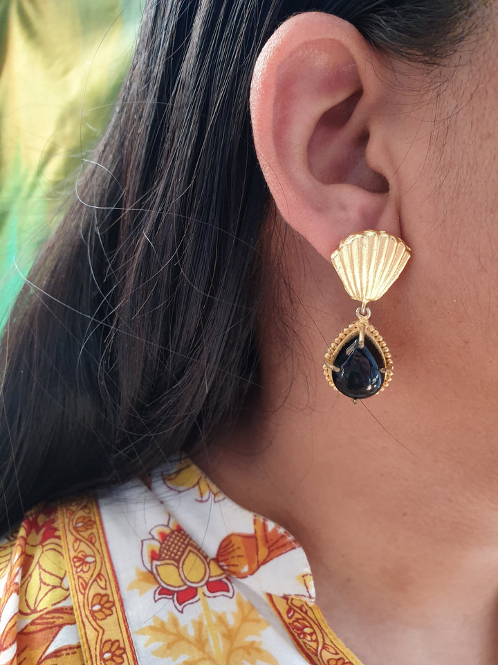 Black Stone Shell | Matte Gold Earrings Signature Design