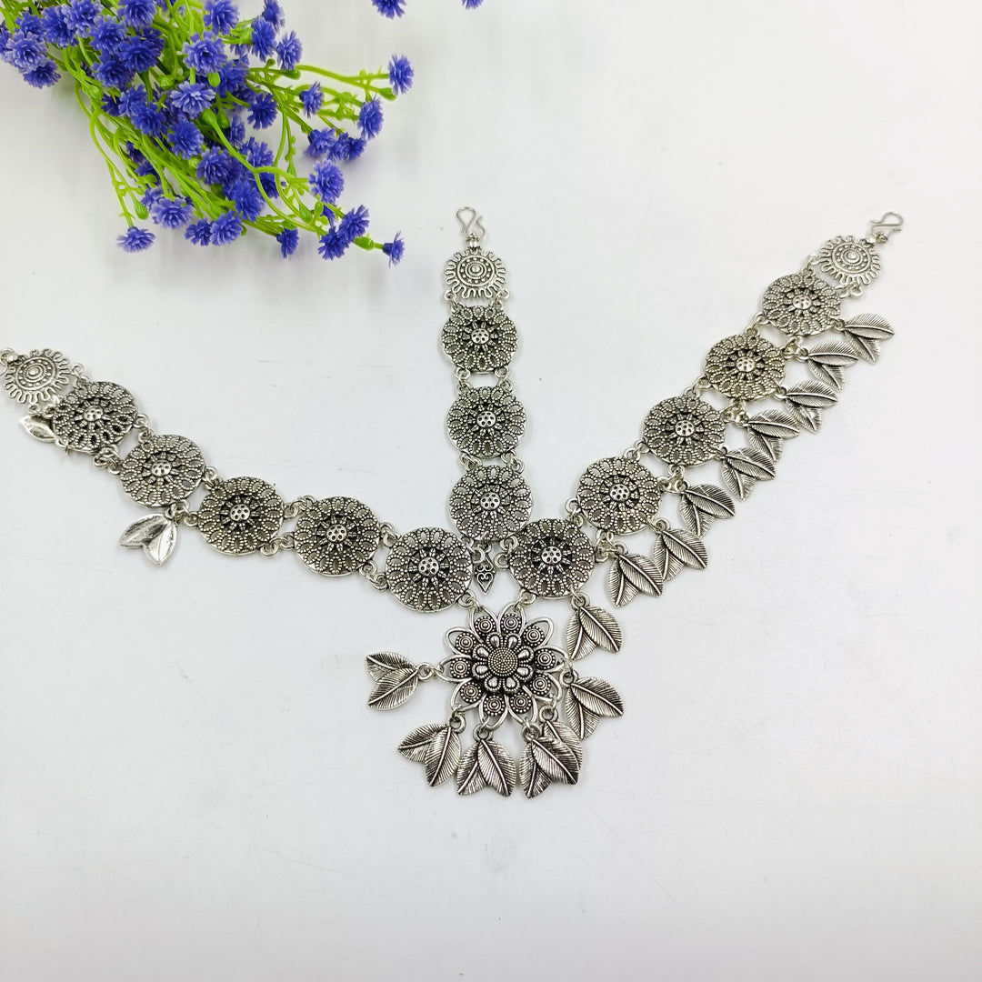 Ethnic oxidised tikka accessory that enhances the beauty of bridal hairstyles.