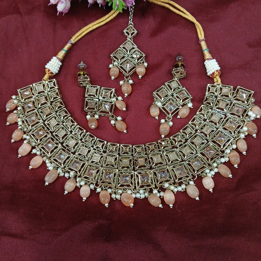 Elegant Mehandi polish necklace, perfect for festive occasions.