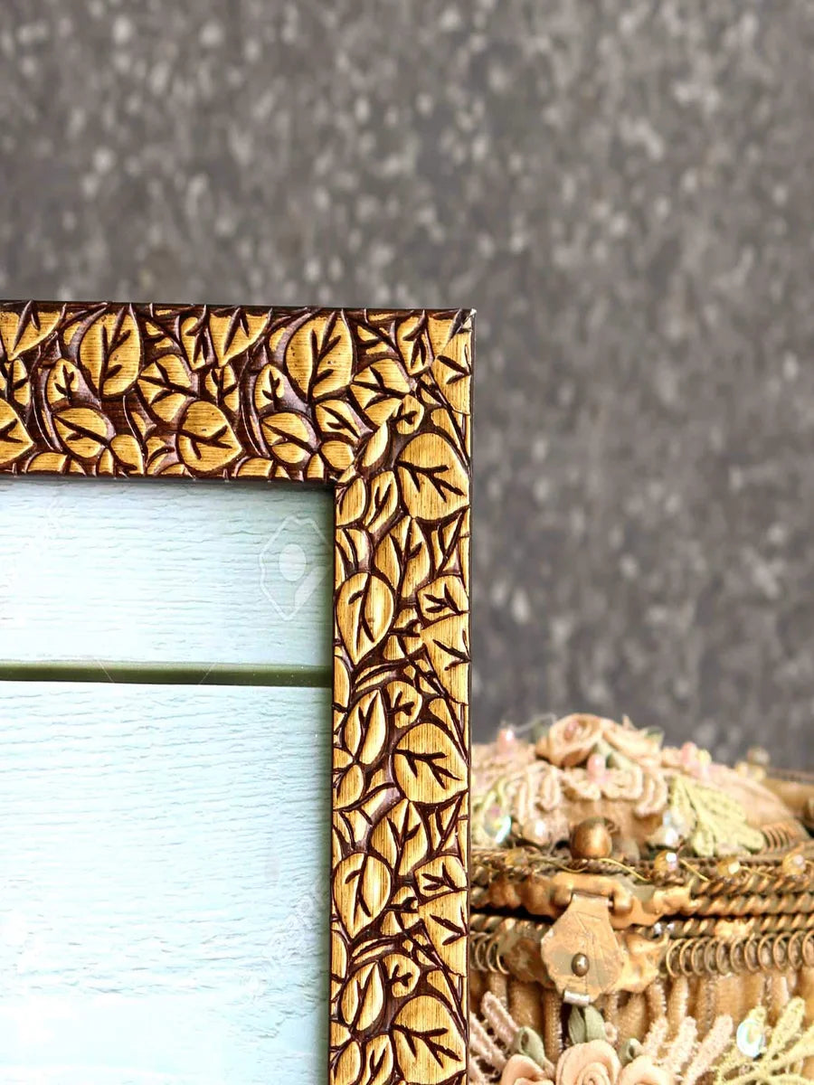 Vintage Gulley Photo Frame | Modern Art Display Stand for Memories