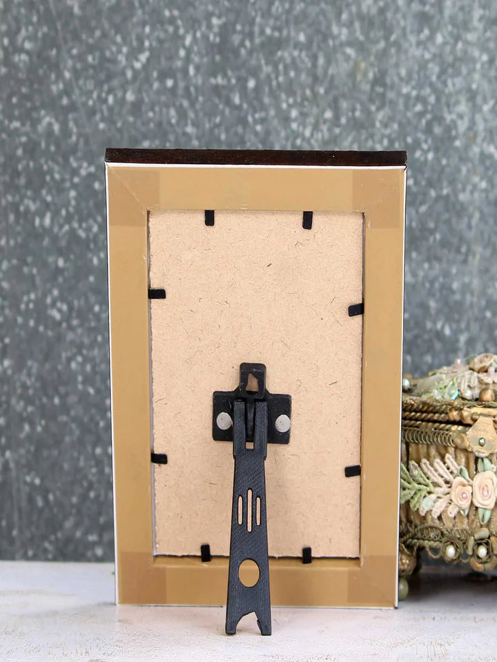 Modern Photo Frame | Eye-Catching Design for Memorable Wall Decor
